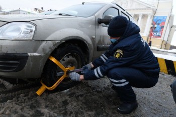 Блокираторы начнут устанавливать на машины нарушителей парковки в Казани