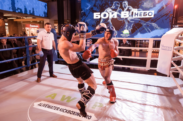 Бои в "НЕБЕ" продолжаются: денежные призы вручили в торгово-развлекательном комплексе на турнире по боксу и кикбоксингу