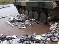 Нижегородские милиционеры уничтожили 13 тыс. контрафактных DVD при помощи боевой машины пехоты