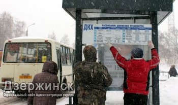 Остановочные павильоны Дзержинска Нижегородской области начали оснащать расписанием движения общественного транспорта
