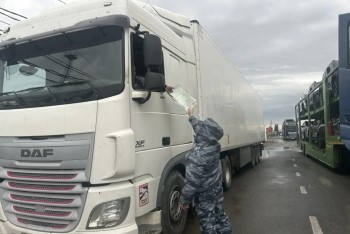 ФТС прокомментировала скопление транспорта на границе с Казахстаном