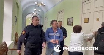 Руководителя нижегородского ОНФ Андрея Жильцова доставили в суд Руководителя нижегородского ОНФ Андрея Жильцова доставили в суд