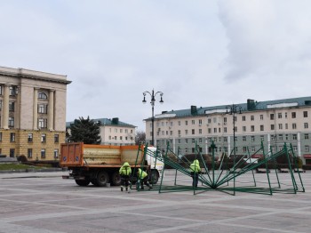 Главную городскую ёлку начали устанавливать в Пензе