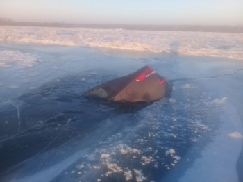 Иномарка ушла под лёд при переправе через Волгу в Нижегородской области