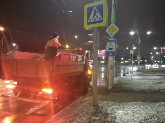 АО "Дорэкс" ликвидировал гололедицу в Чебоксарах в ночную смену АО "Дорэкс" ликвидировал гололедицу в Чебоксарах в ночную смену