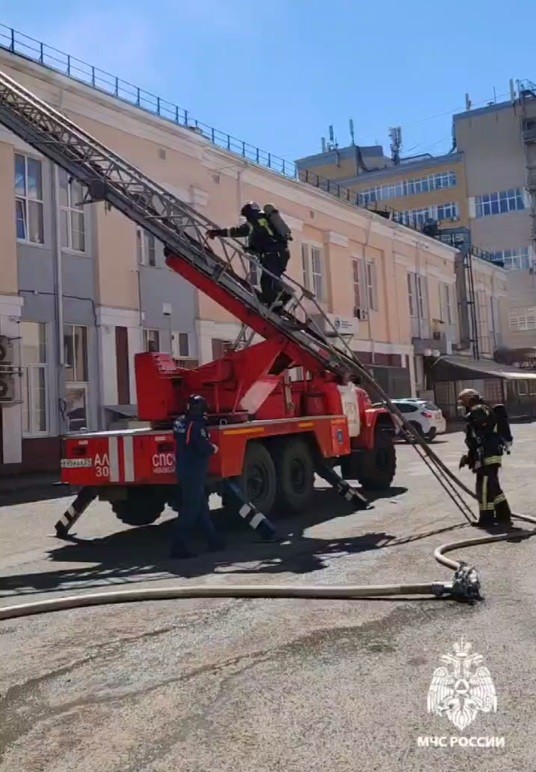 300 человек эвакуировали из горящего бизнес-центра в Чебоксарах