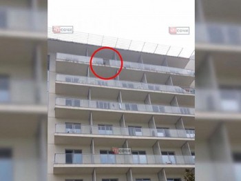 Маленькая девочка из Нижнего Новгорода разбилась насмерть после падения с балкона отеля в Сочи