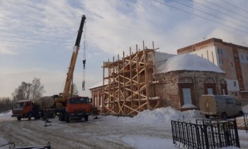 Здание Крестовоздвиженского храма начали реставрировать в Балахне Нижегородской области