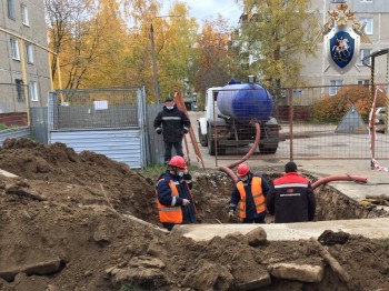 Нижегородец упал в яму с кипятком в Автозаводском районе (ВИДЕО)