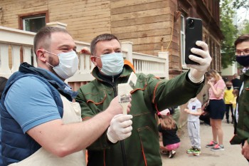 Представители правительства и волонтеры покрасили забор на &quot;Том Сойер Фест Нижний Новгород&quot;