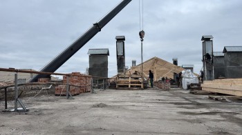 Восстановительные работы проводят в пострадавшем от огня доме в Оренбурге