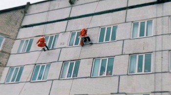 Дед Морозы спустились с крыши к маленьким пациентам Ульяновской больницы