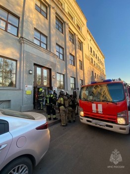 Более 50 огнеборцев тушили пожар в здании НГПУ Более 50 огнеборцев тушили пожар в здании НГПУ