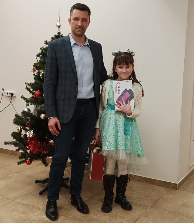 Девятилетняя Соня получила планшет в подарок от министра информтехнологий и связи Александра Синелобова