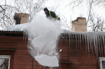 Альпинисты очищают от наледи и сосулек крыши домов в Нижнем Новгороде