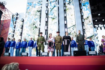 100 нижегородцев исполнили песню «День Победы» на концерте-фестивале «Военные песни у Кремля» 100 нижегородцев исполнили песню «День Победы» на концерте-фестивале «Военные песни у Кремля»