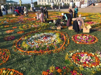 Защищающую от антихриста &quot;Святую канавку&quot; в Дивееве Нижегородской области паломники украсили тысячами цветов