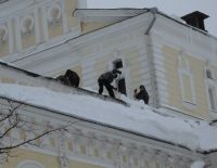 Кондрашов поручил главам районов и руководителям департаментов Н.Новгорода жестко контролировать работы по уборке наледи и сосулек с крыш домов