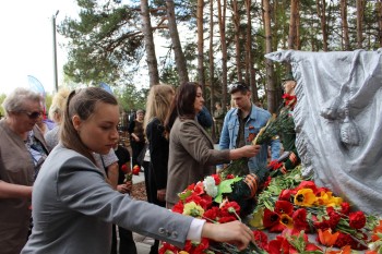 В Володарском округе открыли восстановленное братское захоронение воинов Великой Отечественной войны В Володарском округе открыли восстановленное братское захоронение воинов Великой Отечественной войны