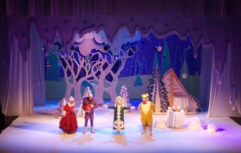 &quot;Единая Россия&quot; организовала новогоднее представление в Дзержинском драматическом театре