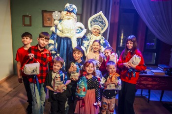 Дети сотрудников «Маринс Групп» побывали на новогоднем спектакле