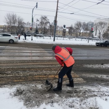 Коммунальщики Оренбурга продолжают расчищать улицы города от снега 