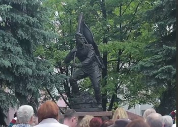 Памятник знаменосцу Победы Григорию Булатову открыли в Кировской области Памятник знаменосцу Победы Григорию Булатову открыли в Кировской области
