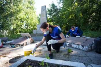 Активисты &quot;Единой России&quot; в Нижнем Новгороде привели в порядок мемориал героям Великой Отечественной войны