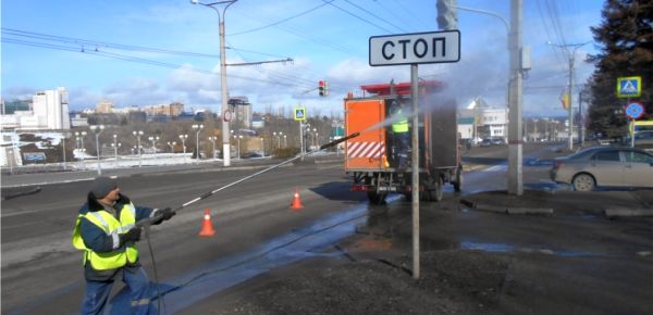 Дорожные знаки и светофоры отмывают от зимней грязи в Чебоксарах Дорожные знаки и светофоры отмывают от зимней грязи в Чебоксарах