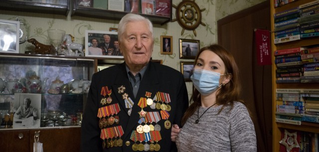 Сотрудники ТЦ "Мебельный Базар" поздравили с Новым годом ветерана Великой Отечественной войны 