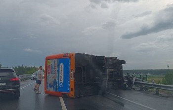 Автобус опрокинулся на виадуке в Нижегородской области