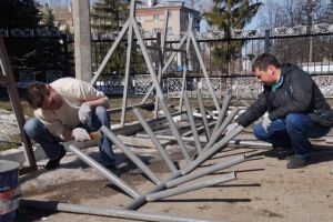 Ремонт и покраска флагштоков выполнены в ходе подготовки к майским праздникам в Ленинском районе Чебоксар Ремонт и покраска флагштоков выполнены в ходе подготовки к майским праздникам в Ленинском районе Чебоксар