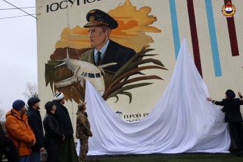 Посадившему самолет на кукурузном поле Дамиру Юсупову посвятили мурал в Мордовии