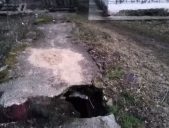 Благодаря бдительности граждан в Кулебаках Нижегородской области устранили яму, грозившую травмами детям
