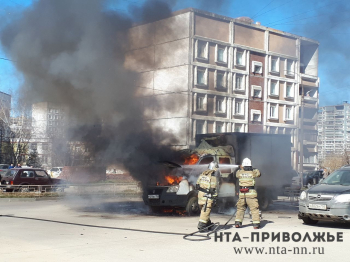 "ГАЗель" сгорела во дворе жилого дома в Нижнем Новгороде (ВИДЕО)