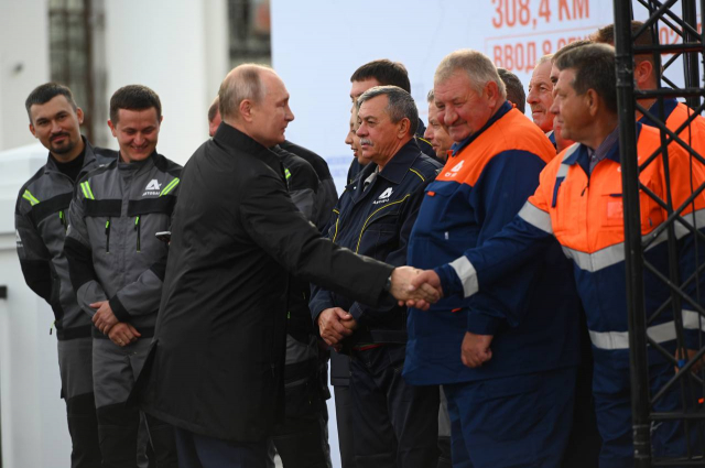 Владимир Путин поблагодарил строителей М-12 за работу с опережением графика Владимир Путин поблагодарил строителей М-12 за работу с опережением графика