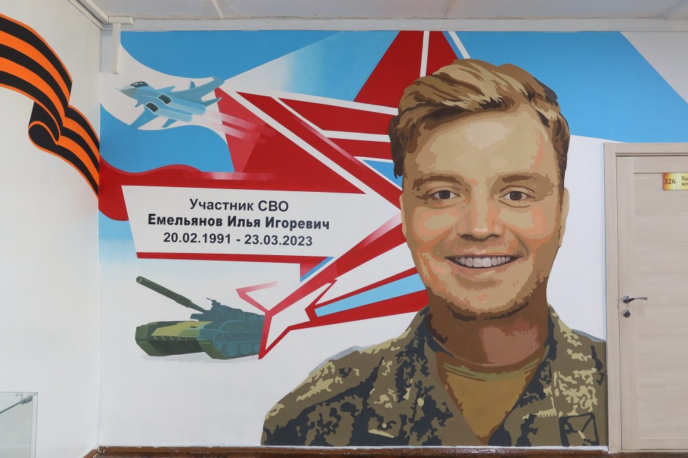 В школе №161 открыли граффити в честь героя СВО Ильи Емельянова