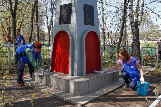 Активисты "Единой России" накануне Дня Победы привели в порядок памятники и обелиски Нижегородской области Активисты "Единой России" накануне Дня Победы привели в порядок памятники и обелиски Нижегородской области