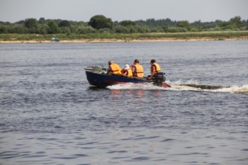 Пять пассажиров оказались в воде при столкновении моторки с баржей в Нижегородской области