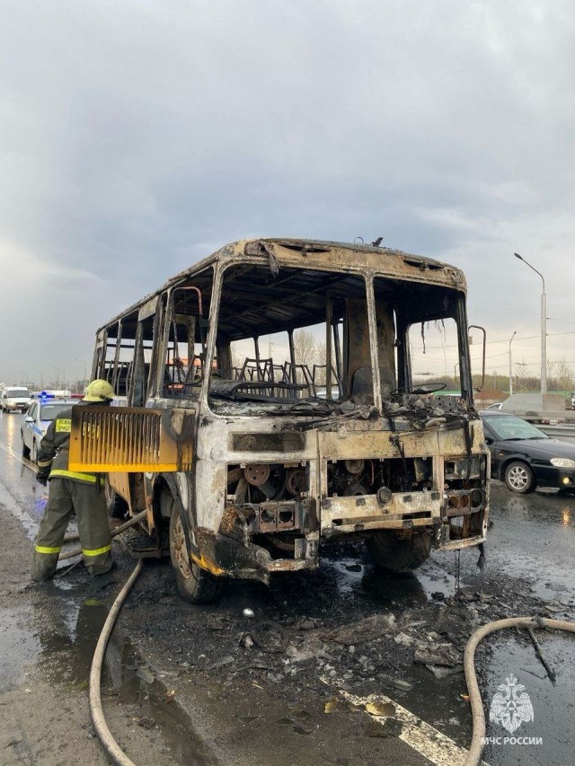Школьный автобус сгорел на Затонском шоссе в Уфе