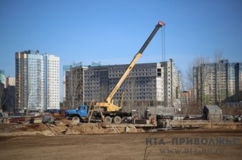 Недостроенную гостиницу около стадиона &quot;Нижний Новгород&quot; завесили рекламным баннером вместо планируемого ранее фальш-фасада за 2,38 млн. рублей