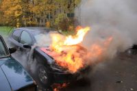 Автомобиль Peugeot горел на улице Родионова в Нижнем Новгороде из-за неисправной электропроводки