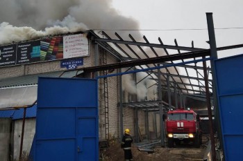 Пожарный поезд привлечён к тушению горящего склада в Нижнем Новгороде (ВИДЕО)