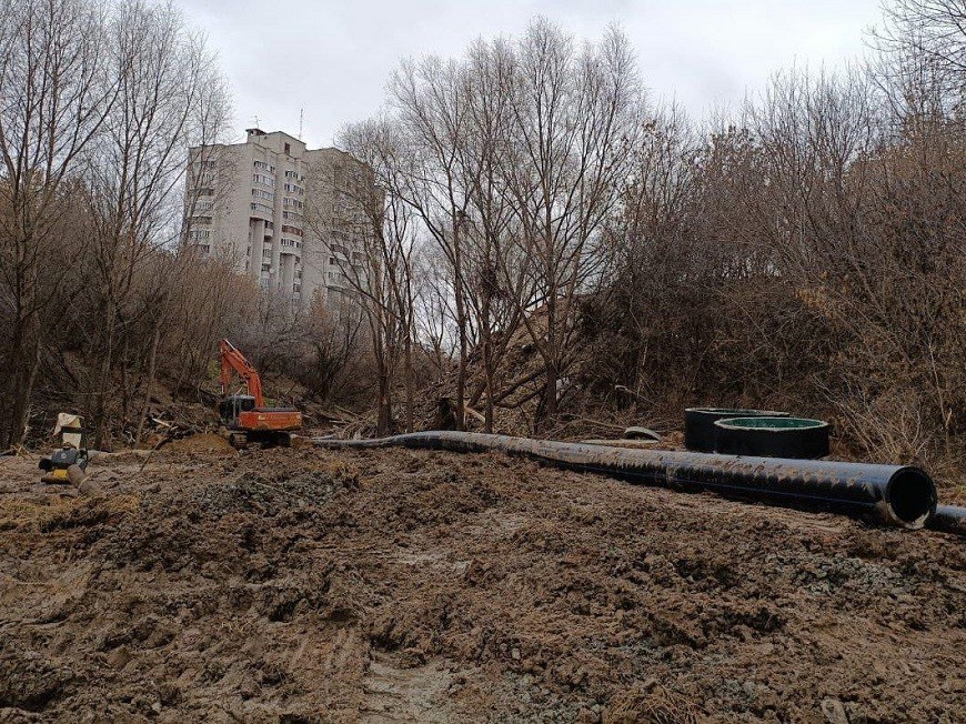 Попытка засыпать овраг вызвала разрушение коллектора в Казани