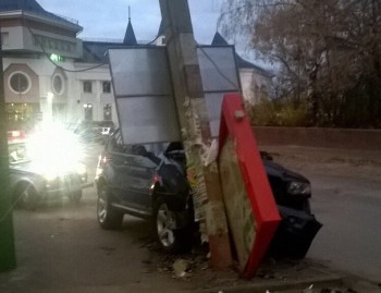 Пьяный водитель БМВ Х5 влетел в столб в Семёнове Нижегородской области
