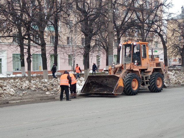 Прибордюрные полосы и газоны начали очищать в Нижнем Новгороде