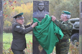 Памятник Герою СССР Павлу Фирсову торжественно открыли в нижегородском Парке Победы