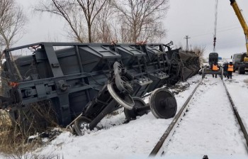 Два вагона-зерновоза опрокинулись в Оренбургской области