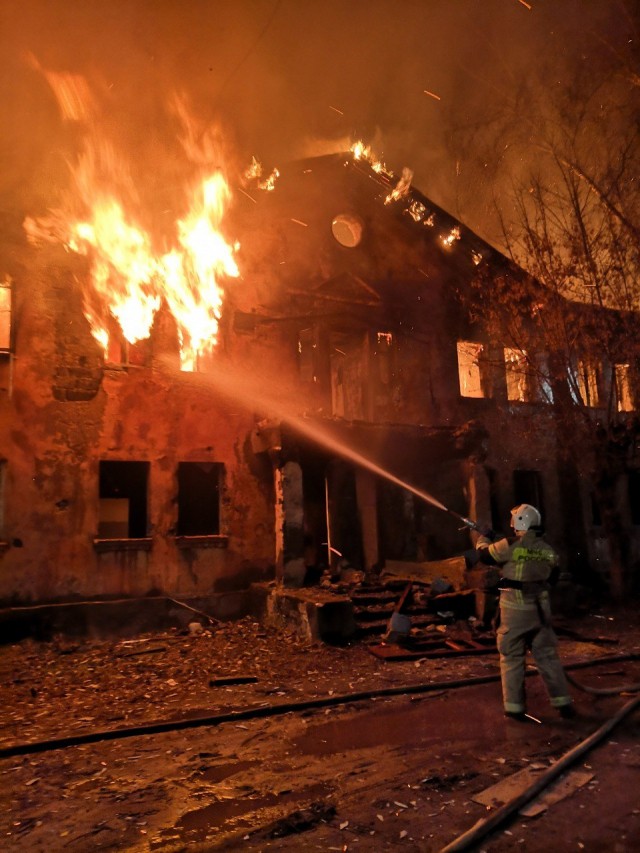Заброшенный дом сгорел в Кстове Нижегородской области