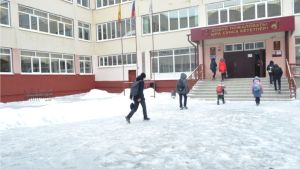 Работы по уборке территорий образовательных учреждений Чебоксар выполнены своевременно 